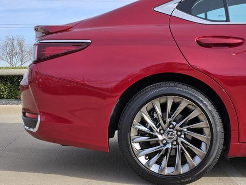 2025 Lexus ES 300h Luxury