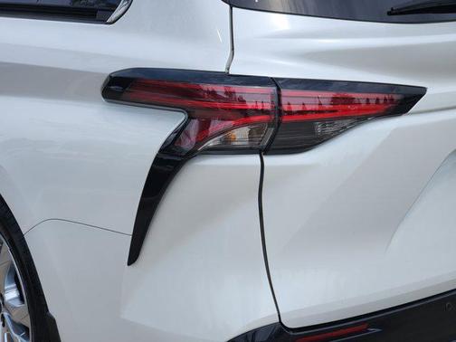 2024 Toyota Sienna Platinum 7 Passenger