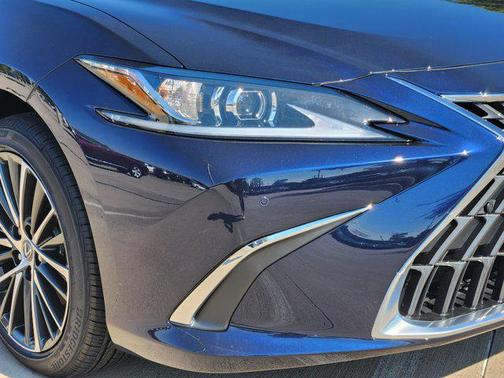2025 Lexus ES 300h Base