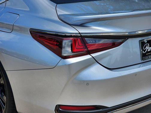 2024 Lexus ES 300h F SPORT Handling
