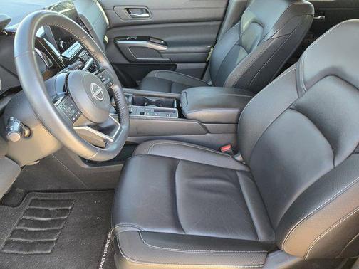 2024 Nissan Pathfinder SL FWD