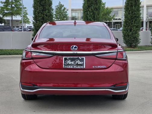 Matador Red Mica 2022 Lexus ES 300h Ultra Luxury