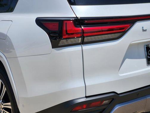 2025 Lexus LX 700h Luxury