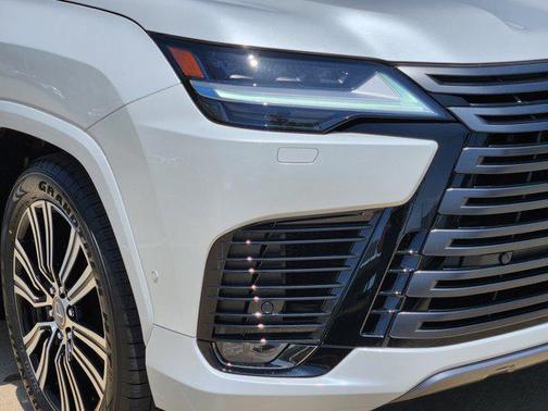 2025 Lexus LX 700h Luxury