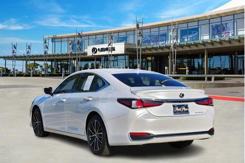 2025 Lexus ES 300h Premium