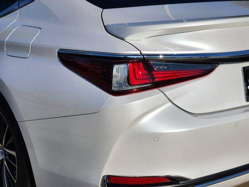 2025 Lexus ES 300h Premium