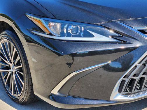 2025 Lexus ES 300h Premium