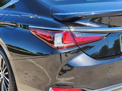 2025 Lexus ES 300h Premium