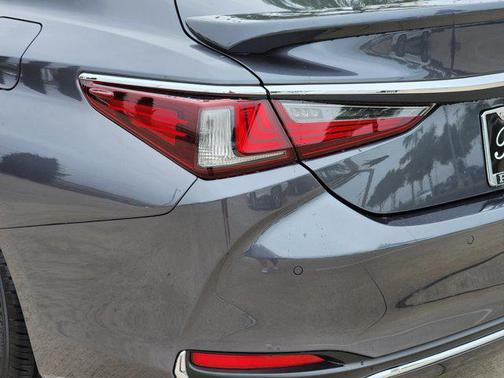 2023 Lexus ES 300h Premium