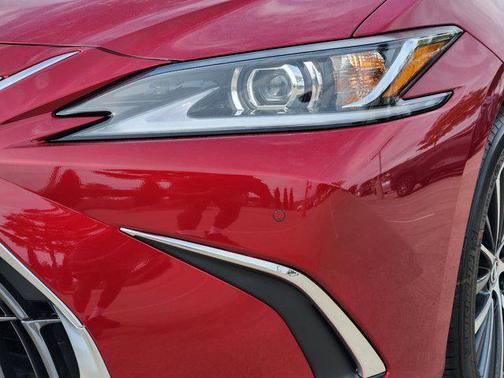 2025 Lexus ES 300h Base