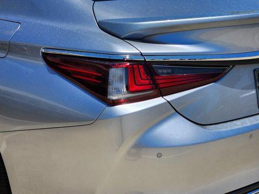 2025 Lexus ES 300h Luxury
