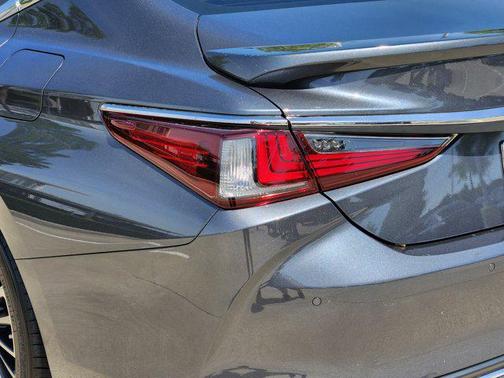 2025 Lexus ES 300h Base