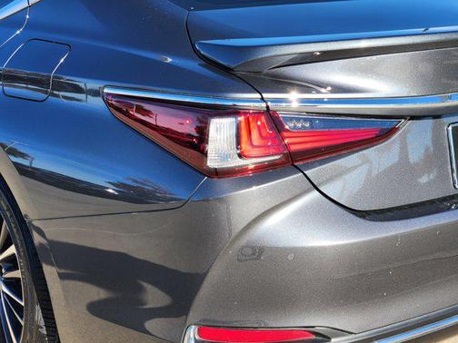 2023 Lexus ES 300h Premium