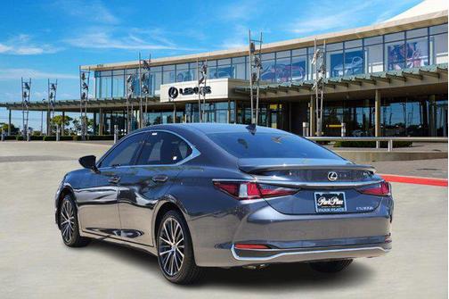 2025 Lexus ES 300h Base