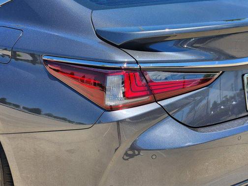 2025 Lexus ES 300h Base