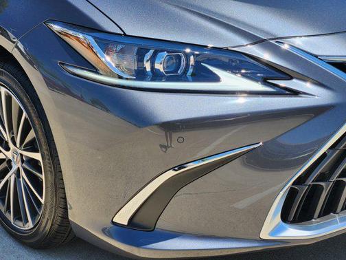 2025 Lexus ES 300h Base