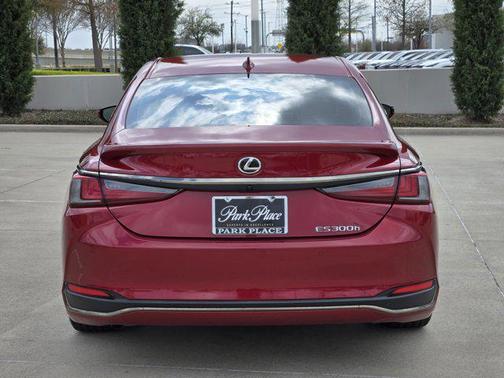 2023 Lexus ES 300h F SPORT Handling