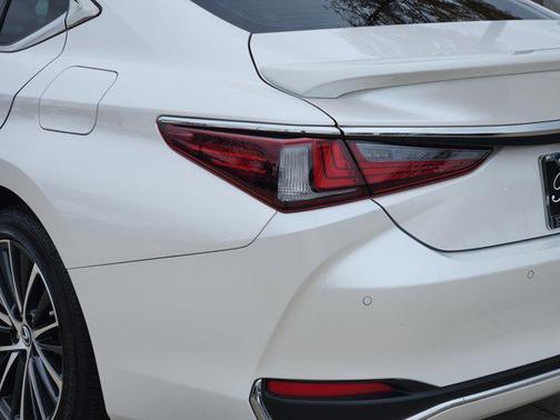 2025 Lexus ES 300h Premium