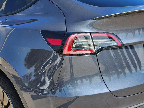 2022 Tesla Model Y Long Range Dual Motor All-Wheel Drive