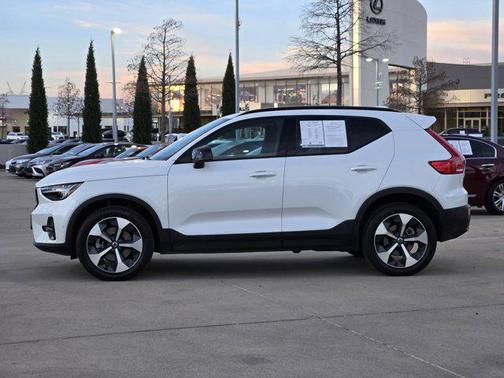 2025 Volvo XC40 B5 Plus Dark Theme