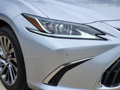 2025 Lexus ES 300h Luxury