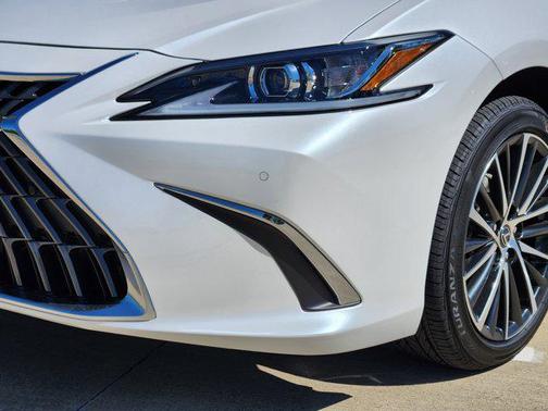 2025 Lexus ES 300h Base