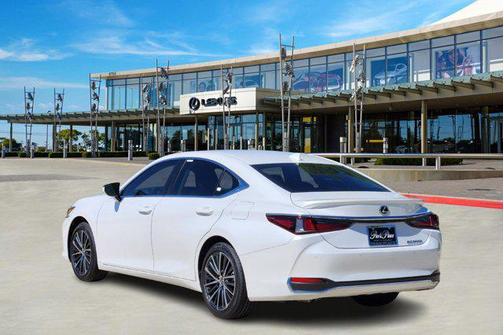2025 Lexus ES 300h Base
