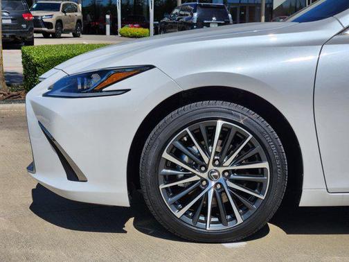 2025 Lexus ES 300h Base