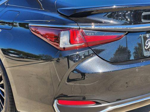 2023 Lexus ES 300h Premium