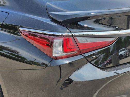 2024 Lexus ES 300h F SPORT Design