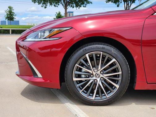 2025 Lexus ES 300h Base