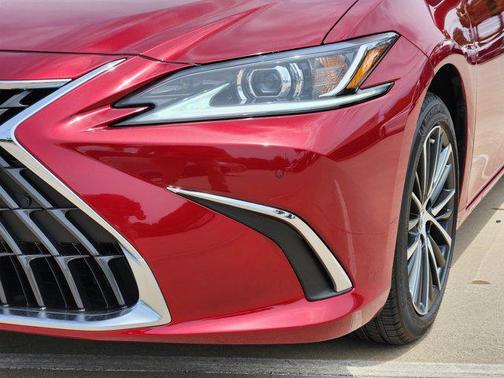 2025 Lexus ES 300h Base