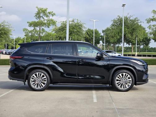 Midnight Black Metallic 2026 Toyota Highlander Platinum