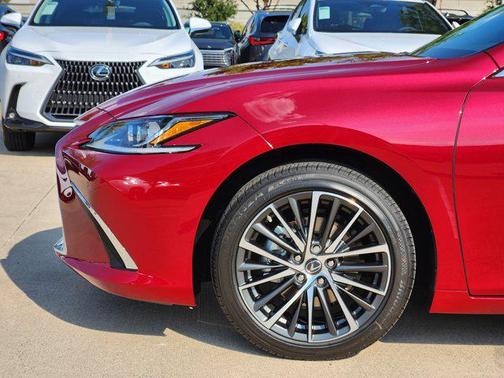 2025 Lexus ES 300h Base