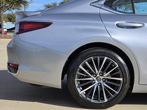 2025 Lexus ES 300h Base