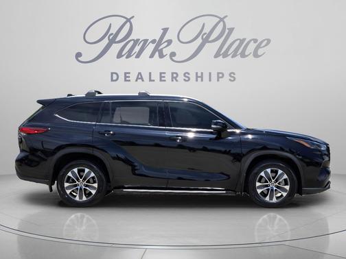 Midnight Black Metallic 2022 Toyota Highlander Hybrid XLE