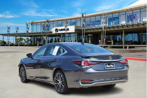 2025 Lexus ES 300h F SPORT Design