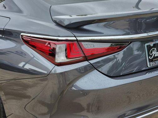 2025 Lexus ES 300h Base