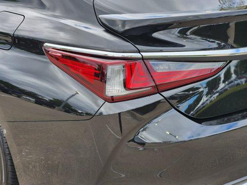 2025 Lexus ES 300h Premium