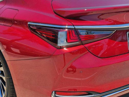 2025 Lexus ES 300h Ultra Luxury