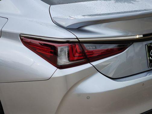 2024 Lexus ES 300h F SPORT Handling