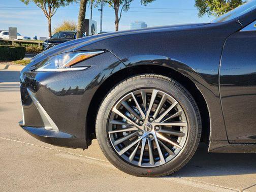 2025 Lexus ES 300h Base