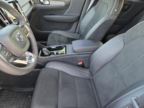 2022 Volvo XC40 T5 R-Design