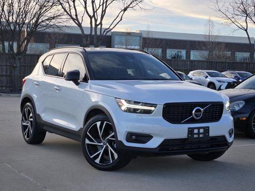 2022 Volvo XC40 T5 R-Design