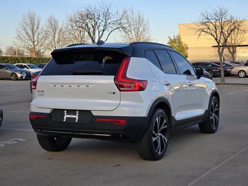 2022 Volvo XC40 T5 R-Design