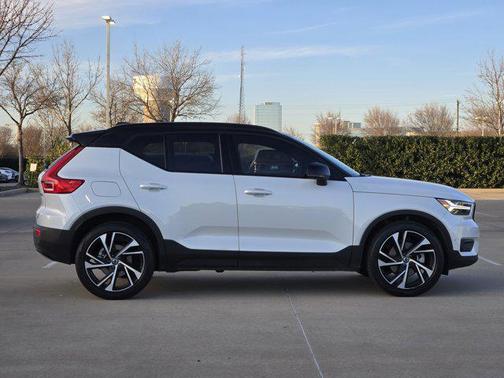 2022 Volvo XC40 T5 R-Design