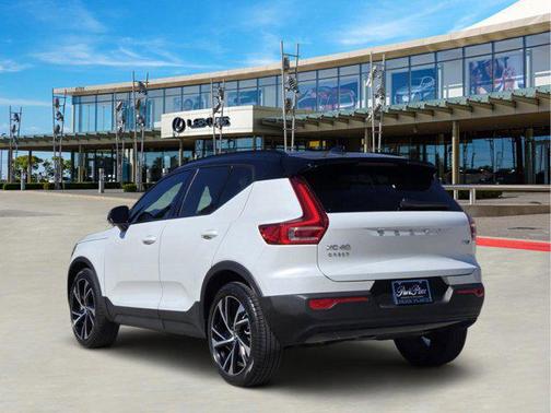 2022 Volvo XC40 T5 R-Design
