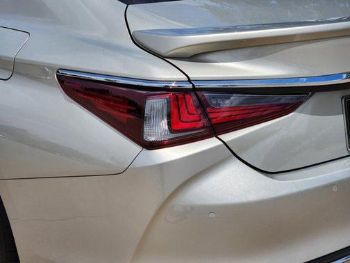 2024 Lexus ES 300h Ultra Luxury