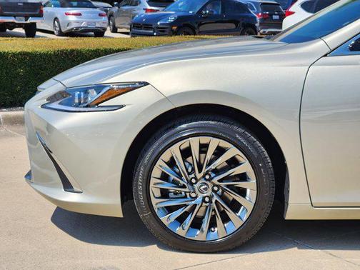 2025 Lexus ES 300h Luxury