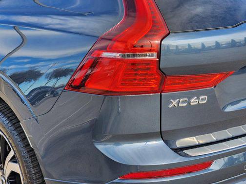 2022 Volvo XC60 B5 R-Design